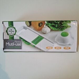 Quality Multi-use Green and White Kitchen Slicer Mandolin Pickles